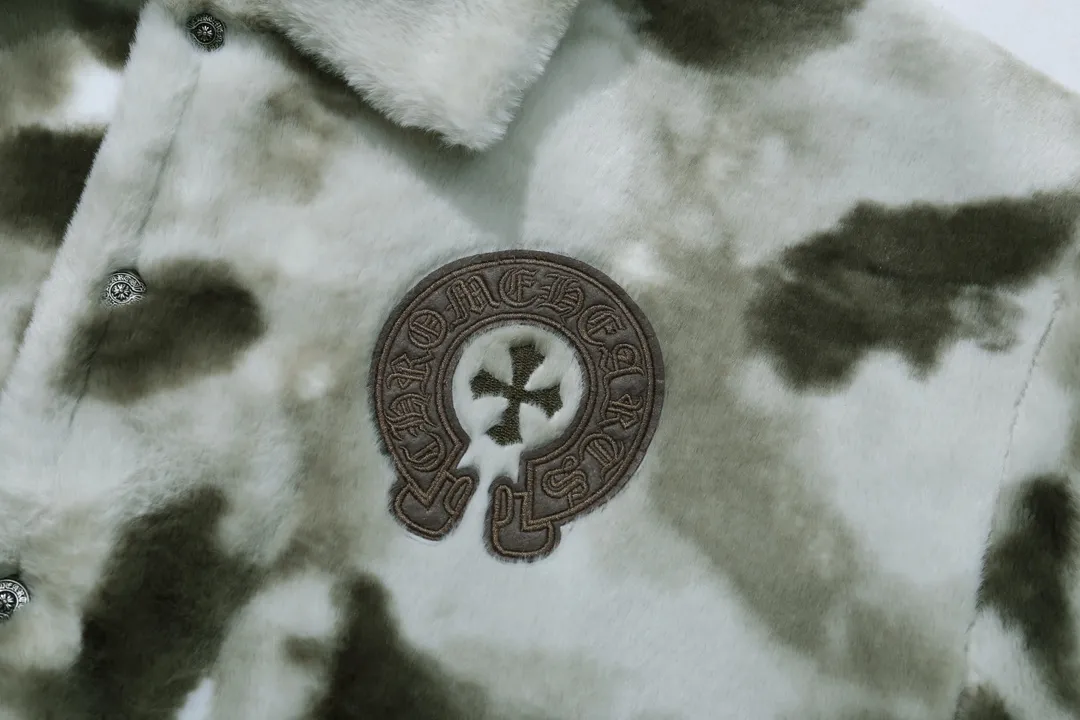 P370 Model No. Y619 Chromehearts/Chrome Hearts Embroidered Letters Camouflage Lamb Wool Spliced ​​Baseball Jacket Channel Boutique The most popular baseball jacket among fashionable men and fashionable women. There are versions at all levels of the market (you must compare the details). The most powerful quality control has been producing and researching baseball uniforms for 7 years. The details are exquisite. With it, you are the most beautiful boy in the world. The paint-coated full-face four-button buckle (button with LOGO), the average weight of the fabric is nearly 900 grams, and it is made of wool + eyeliner blended, custom-woven and dyed wool with high color fastness. The lining is made of silky and delicate cupro fiber! The texture is thick, the color is more uniform and beautiful, and the sharp edges and corners are full of three-dimensionality, showing laziness, casualness, and youthful vitality! size：M-XXL